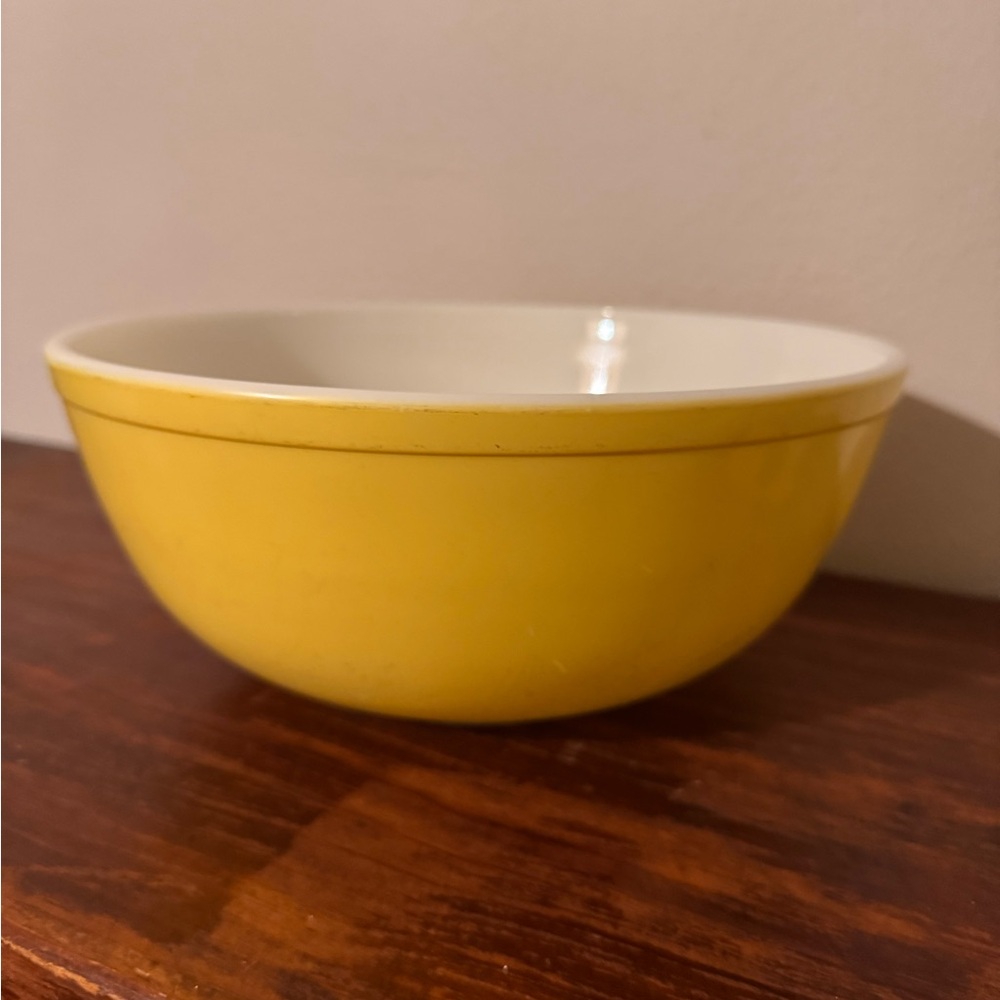 Large Vintage Pyrex mixing bowl